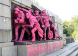 Паметникът на Съветската армия осъмна боядисан в розово и с надпис "България се извинява" на български и чешки език. На 21 август се навършиха 45 г. от окупацията на Чехословакия от съветските и съюзническите войски. Снимка: Сергей Антонов