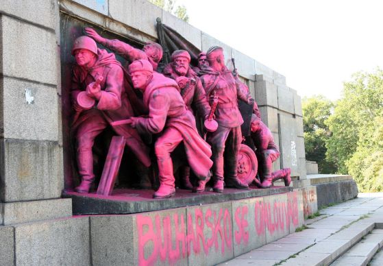 Паметникът на Съветската армия осъмна боядисан в розово и с надпис 