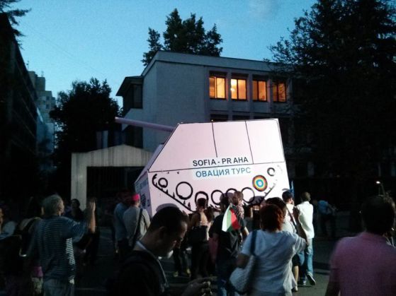 Протест в розово пред паметника и чешкото посолство