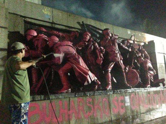 По тъмна доба мият розовото от паметника на Съветската армия