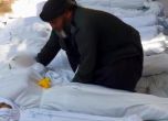 Сириец, погребващ детенце след предполагаемата химическа атака