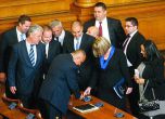 Депутати от ГЕРБ учат Бойко Борисов да гласува в парламента.