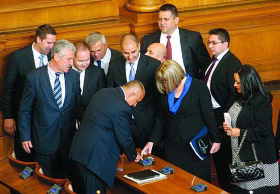 Депутати от ГЕРБ учат Бойко Борисов да гласува в парламента.