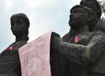 Паметници осъмнаха с розови свирки надписи "04.09.2013 Оставка" (Габрово)