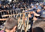 Провокатори събарят загражденията. Протестът на 4 септември. Снимка: Тихомира Методиева/Bulphoto
