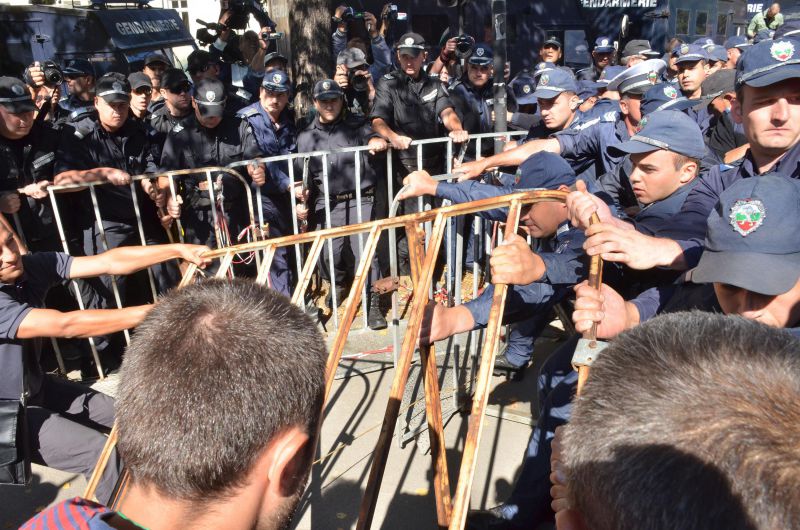 Провокатори събарят загражденията. Протестът на 4 септември. Снимка: Тихомира Методиева/Bulphoto