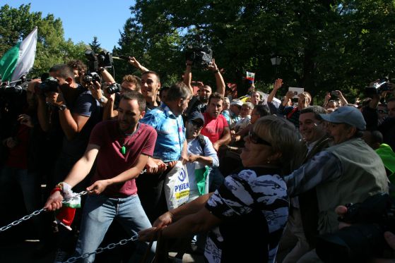 По сигнал протестиращи започват да дърпат с верига огражденията край НС Снимка: Сергей Антонов