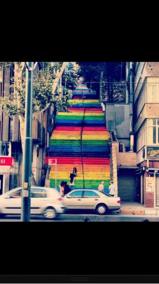 Стълби в ярки цветове в Истанбул, Снимка: Twitter 