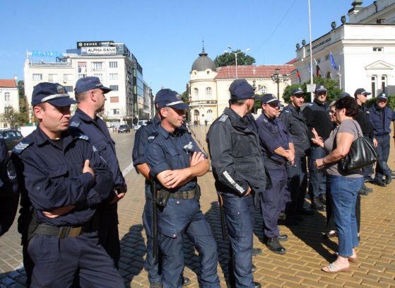 Полицаите, охраняващи протестите. Снимка: Сергей Антонов
