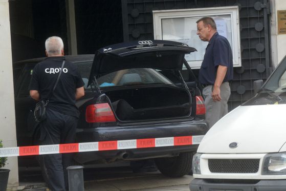 Автомобил се вряза в сградата на турското посолство  Снимка: Булфото