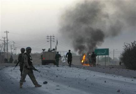 Поне 3 са жервтите на атентата над американското консулство в град Хетрат, Афганистан. Снимка: Ройтерс