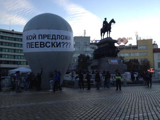 9-метров балон "Кой предложи Пеевски?" за 99-ия ден на протеста
