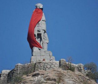Паметникът на Альоша в Пловдив осъмна с червено наметало и запушена уста