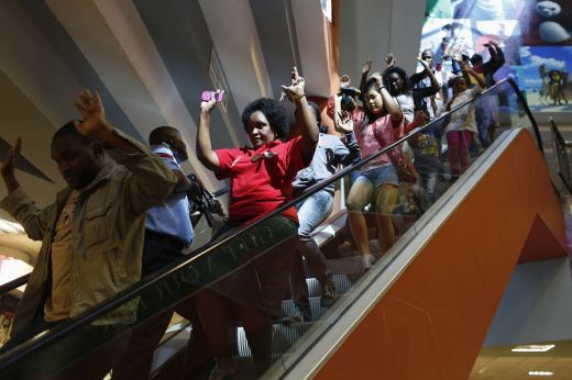 Заложници в мола в Найроби. Снимка: Reuters