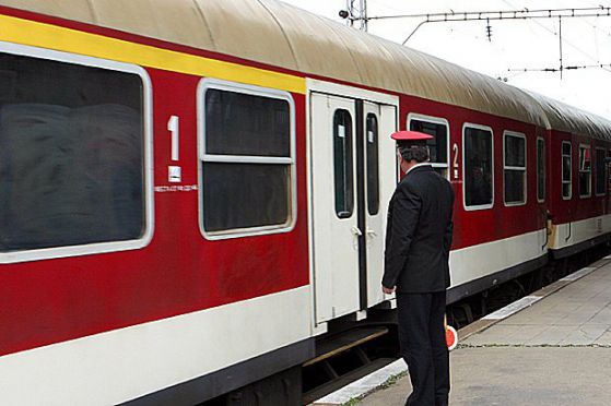 Срутен таван рани пътничка във влака София - Лом