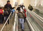 Протестиращите с маски на Волен Сиддеров слизат в метростанцията.