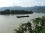 Танкер заседна в Дунав, има опасност от разлив