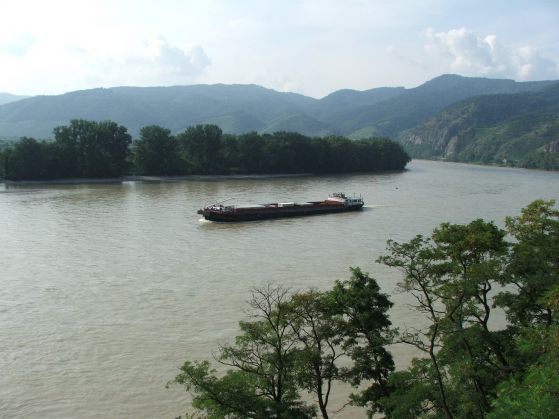 Танкер заседна в Дунав, има опасност от разлив