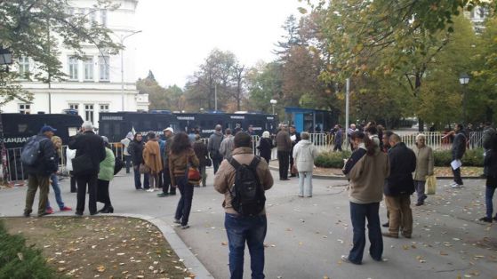 Протестиращи очакват депутата Пеевски. Снимка: Николаос-Теодорос Цитиридис