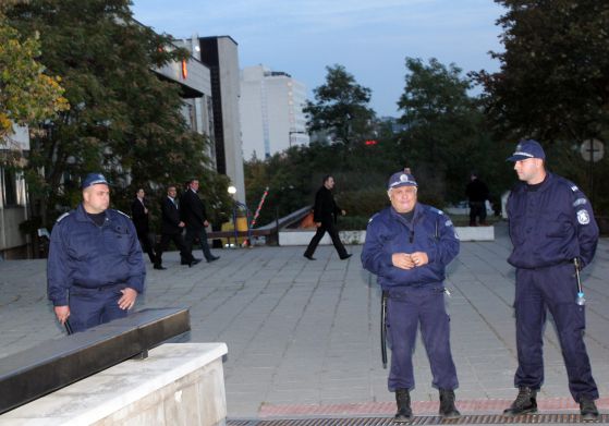 100 полицаи опазиха Орешарски от 30 демонстранти пред bTV