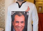 Александър Кръстев с тениска с лика на Орешарски. Снимка: Булфото