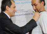 Орешарски се подписва на тениската на Александър Кръстев. Снимка: Булфото