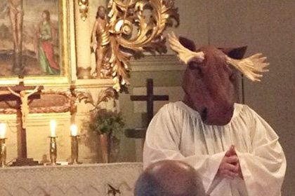 Боговете сигурно са полудели: Пасторка проповядва с глава на лос