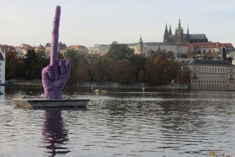 Средният пръст на Черни Снимка: The Prague Post