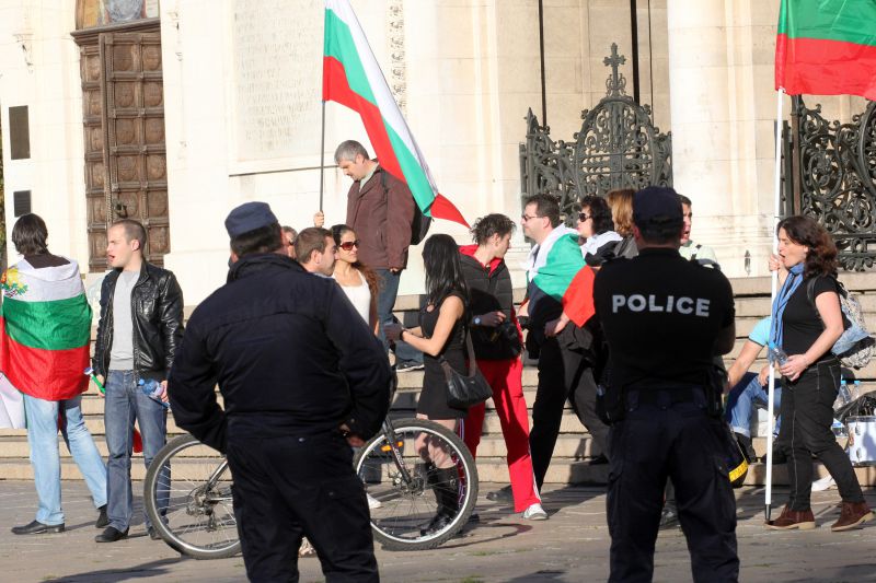 Протестиращи се събраха пред парламента, за да посрещнат депутатите след извънредното им заседание.  Снимка: Сергей Антонов