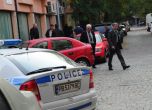 Цивилни и униформени полицаи пред кооперацията, в която се е разиграла драмата. Снимка: podtepeto.com