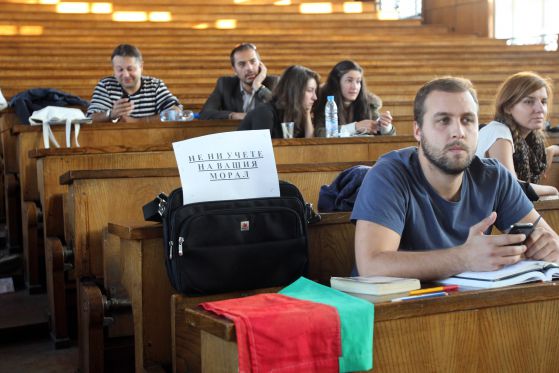 Окупацията на 272 продължава