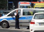 Въоръжен мъж се барикадира с 12 души в заведение в Германия