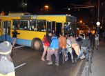 Протестиращи избутаха тролей, за да мине линейка  Снимка: Сергей Антонов