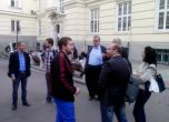 Преподаватели се събират в двора на СУ, за да подкрепят окупацията. Снимка: Мая Младенова