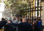 Стотици обградиха СУ в очакване на решение за окупацията (на живо)
