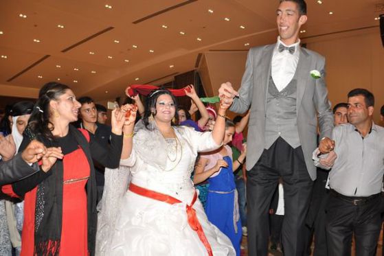 Най-високият мъж в света се ожени, Снимка: The Mirror
