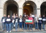 Български студенти в Маастрихт подкрепят колегите си от СУ Снимка: Станислав Недеков