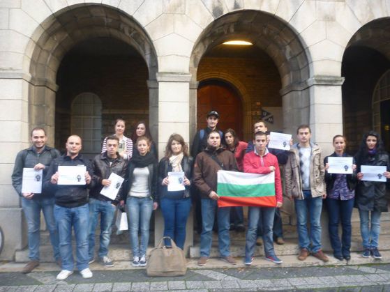 Български студенти в Маастрихт подкрепят колегите си от СУ Снимка: Станислав Недеков