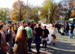Студенти блокират пешеходната пътека при Ректората на СУ. Снимка: Васил Койнарев