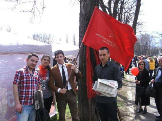 Гордият и усмихнат комунист Кристиан Калчев (с кафявото сако) 