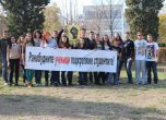 Ученици от Бургас подкрепят протеста на студентите. Снимка: Ива Иванова
