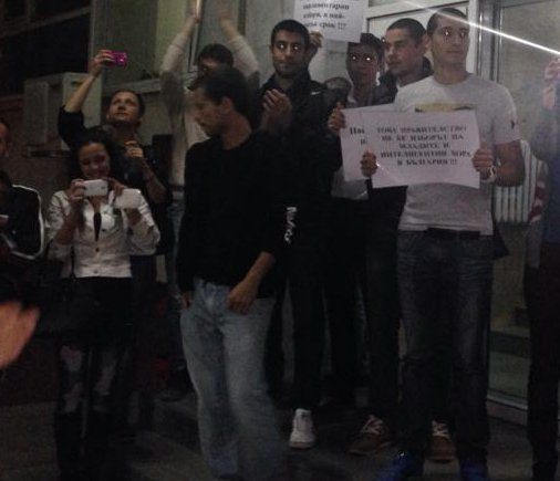 Студентите, които ще нощуват в УНСС, посрещнаха с овации пристигналите демонстранти