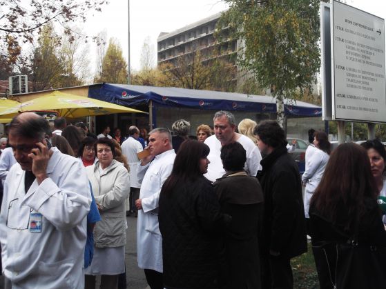 Лекари в 6 града на протест пред болниците си
