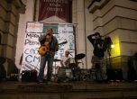 Концерт в подкрепа на Ранобудните студенти пред сградата на Ректората. Снимка: Константин Павлов - Комитата