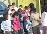 Настаняват деца бежанци в село Баня