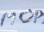 Студентите от НАТФИЗ изписаха "морал" и "отговорност" с телата си (видео)