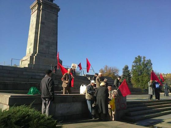 Комунисти се събраха да празнуват 7 ноември в София. Снимка: OFFnews