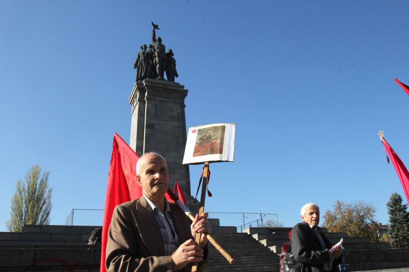  Комунисти се събраха на паметника на Съветската армия  Снимка: Сергей Антонов