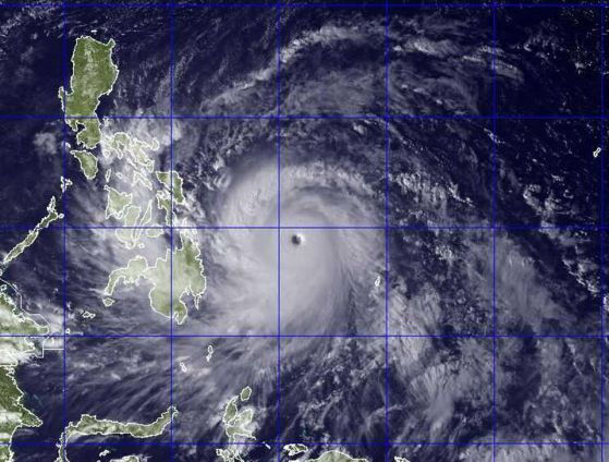 Тайфун връхлетя Филипините с 235 км/ч (снимки)