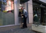 "Минах през 15-ина банкомата, това е първият, който проработи", сподели мъж пред банков клон в центъра на София. Снимка: OFFNews